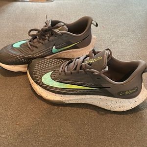 Lightly used Nike zoom speed 2 running shoes. Kids size 5.5 / euro 38